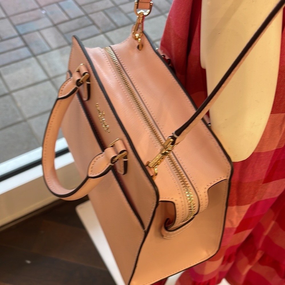 Kate Spade Madison Saffiano Leather Small Satchel
COLOR:
Conch Pink
NWT - Picture 6 of 16